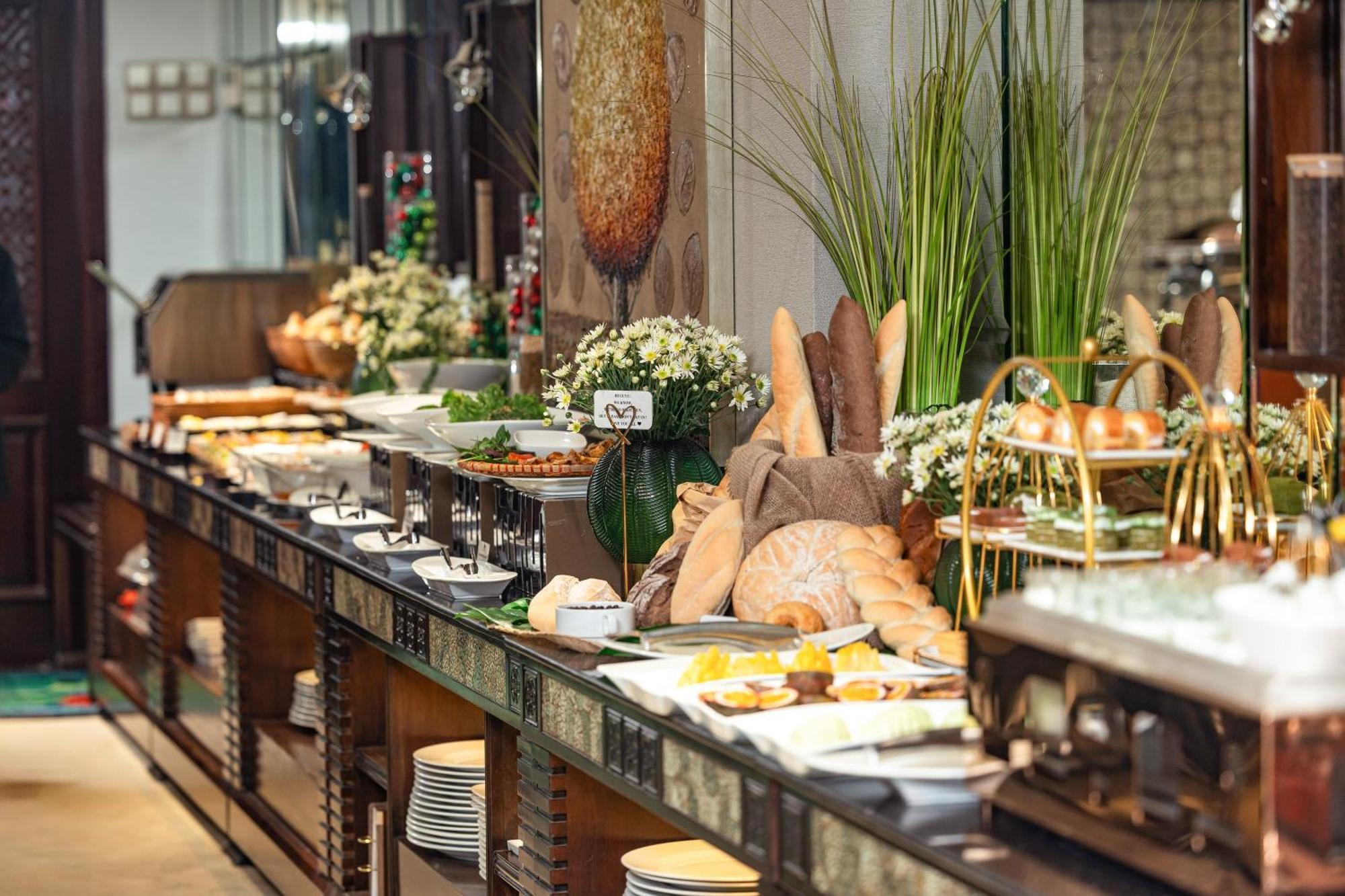 Khách sạn Golden Lotus Luxury 4*