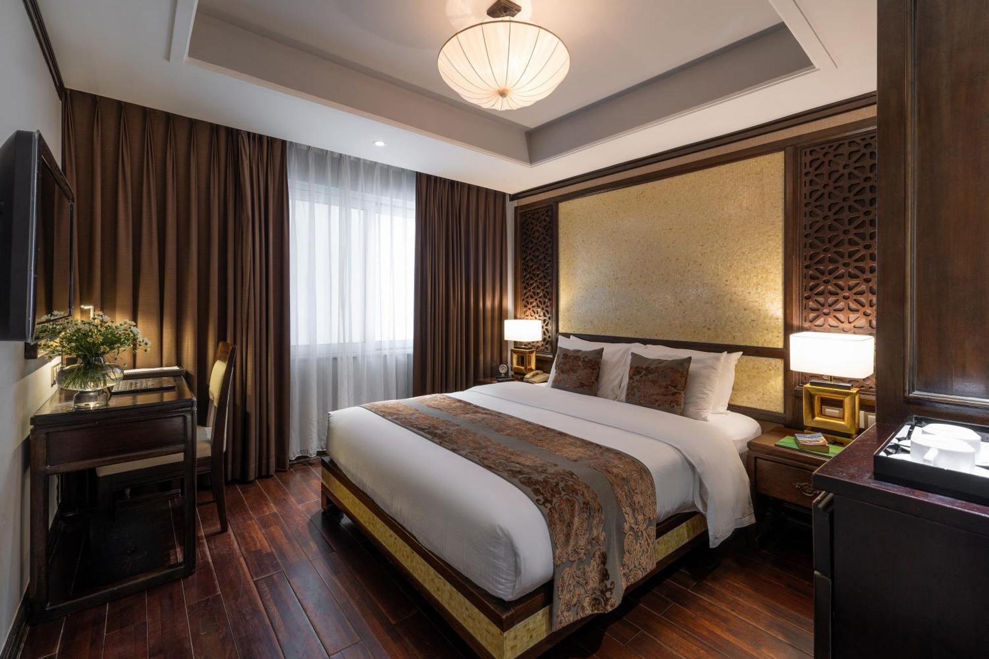 Khách sạn Golden Lotus Luxury 4*
