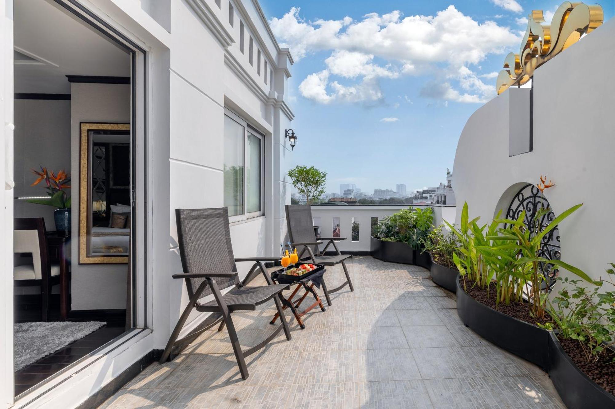 Golden Lotus Luxury Khách sạn 4*